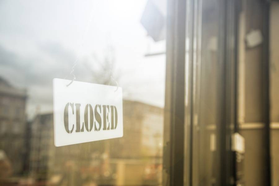 A closed sign in a storefront
